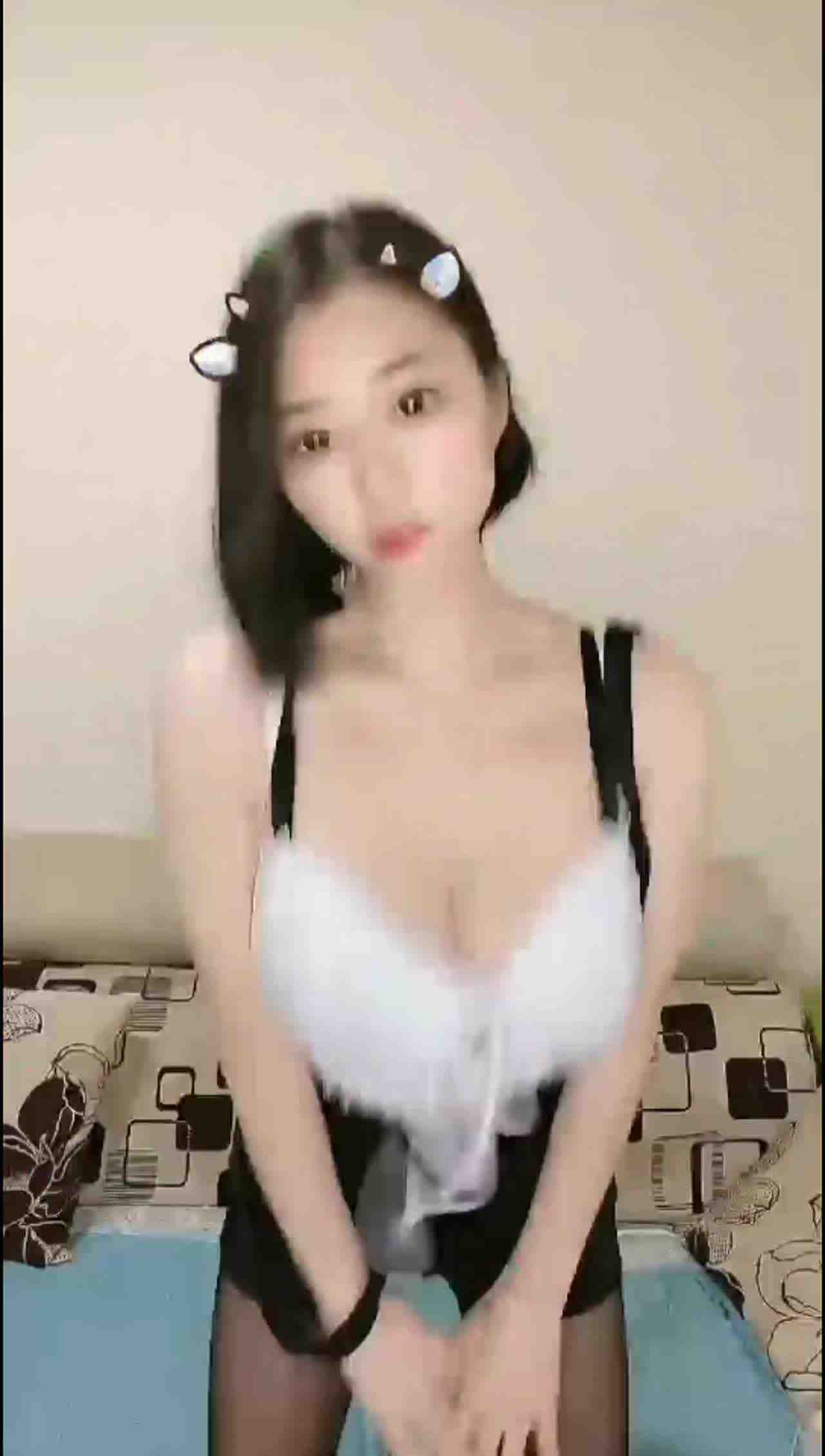  超美短发正妹晃起来够胸很 的剧照4