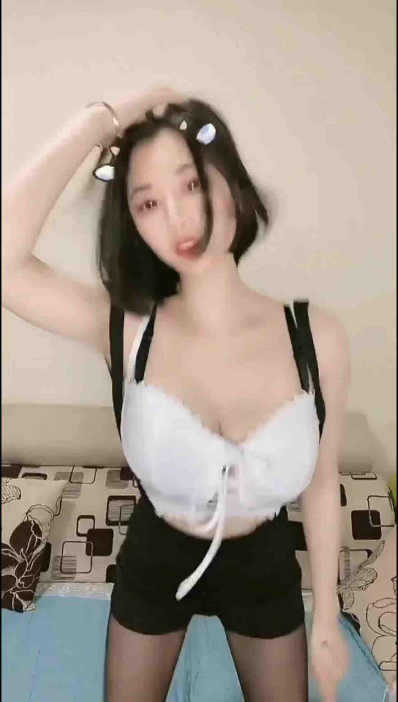  超美短发正妹晃起来够胸很 的剧照9