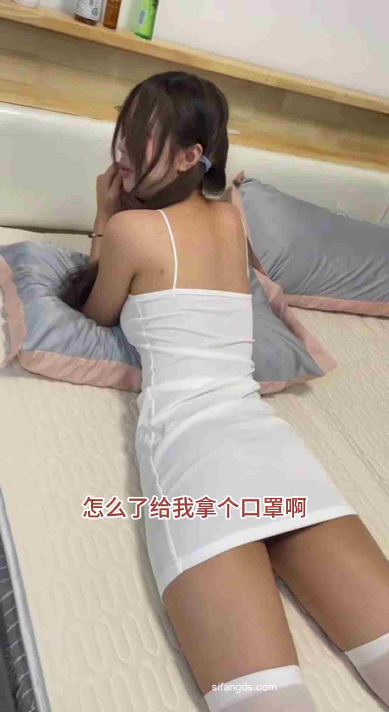  【真实猥亵pua现场，打着试衣模特旗号摸胸】让真空穿后妈裙，摸了好几次胸，发现不对结果又被pua回去 的剧照5