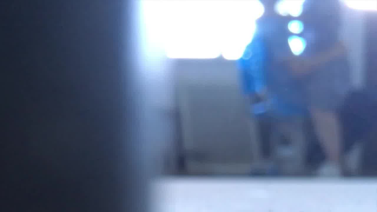  高中情侣在没人的教室做爱，无套内射，听到点动静立马起身穿裤子，差点被发现 的剧照6