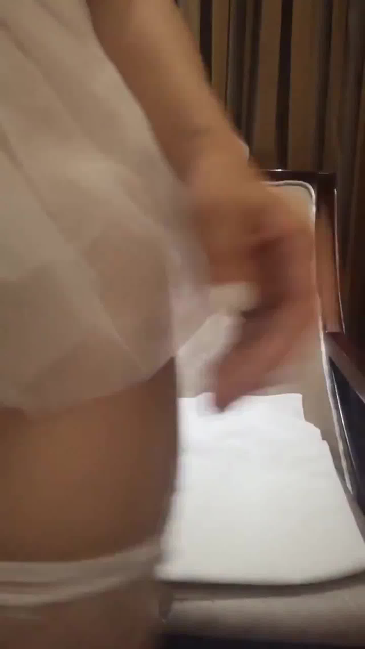  漂亮马子在睡觉硬是给她摸起来操一炮 的剧照8