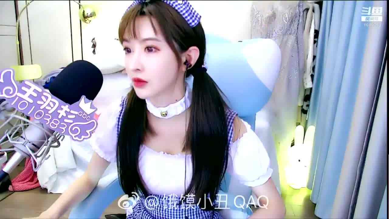  王羽杉邮件翻车 直播不小心点开自己的性爱照片 表情超震惊 的剧照3