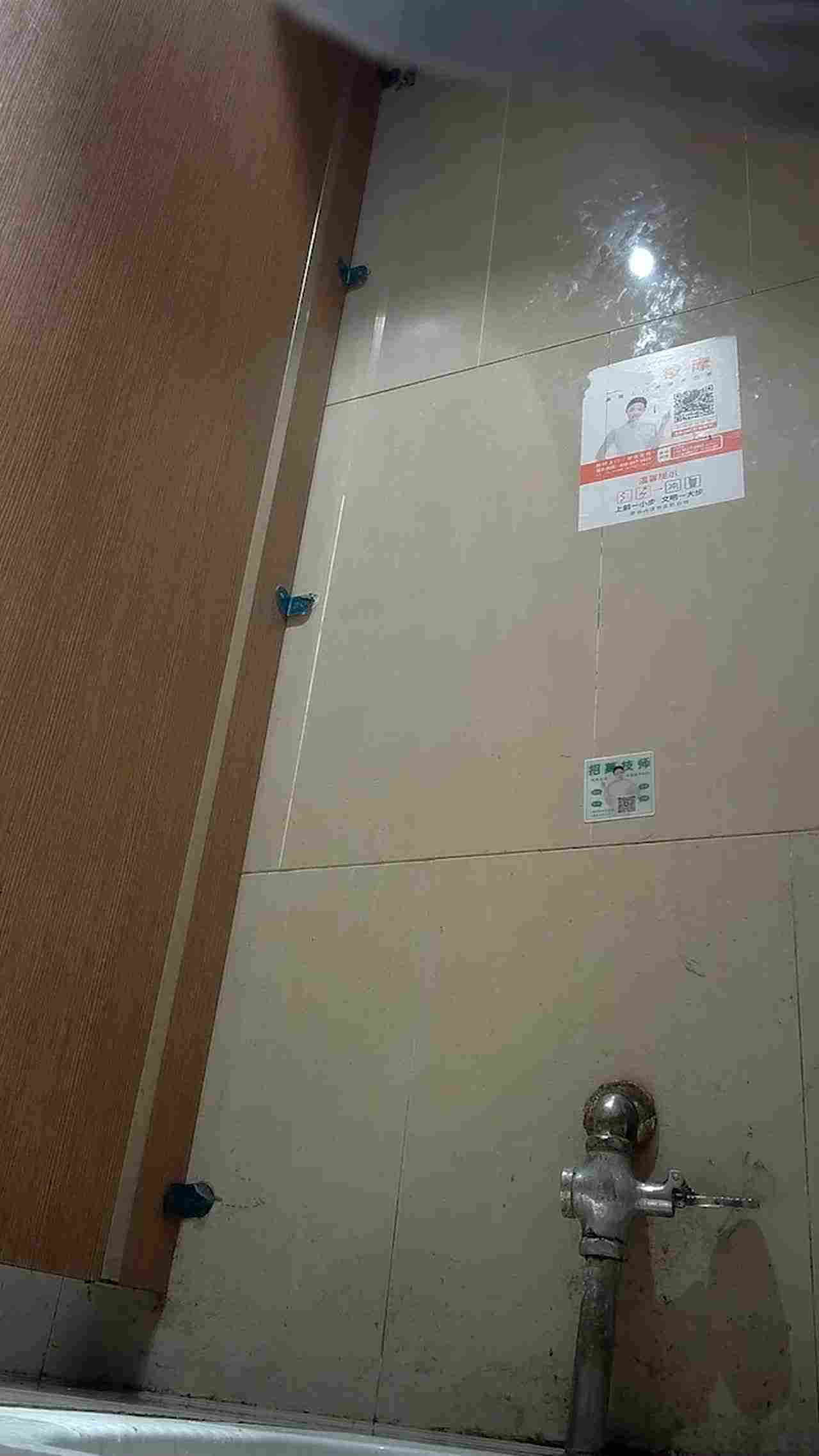  厕所偷拍漂亮小姐姐嘘嘘时还看自己美甲 的剧照7