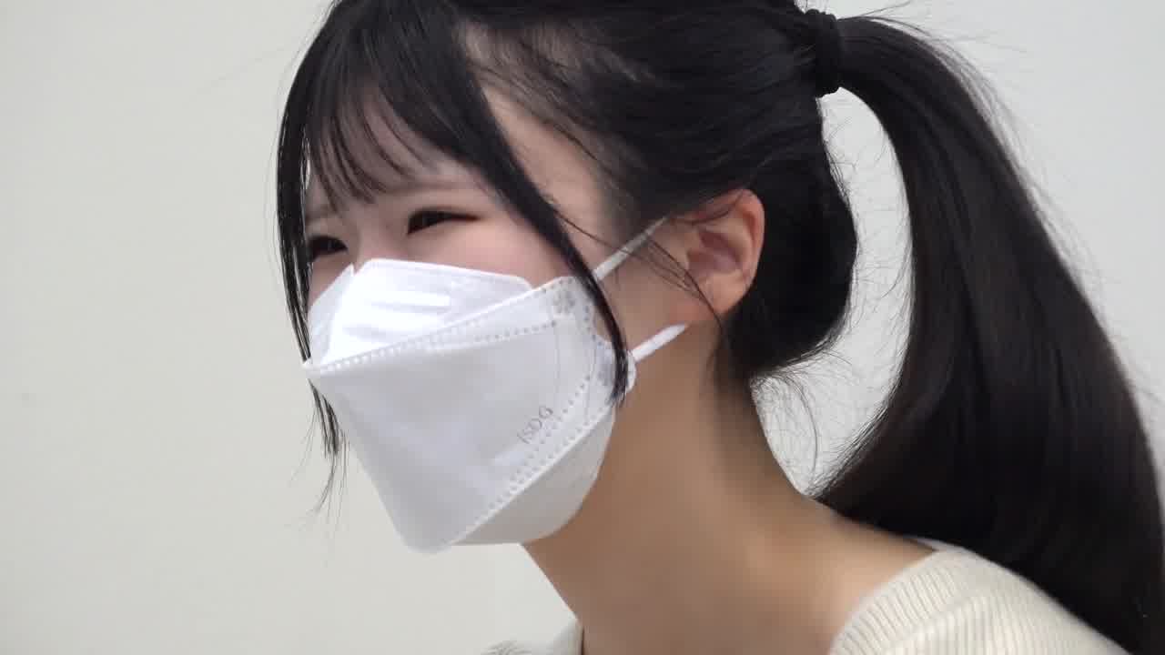  偷拍大神清纯妹子的胸罩风光 的剧照4