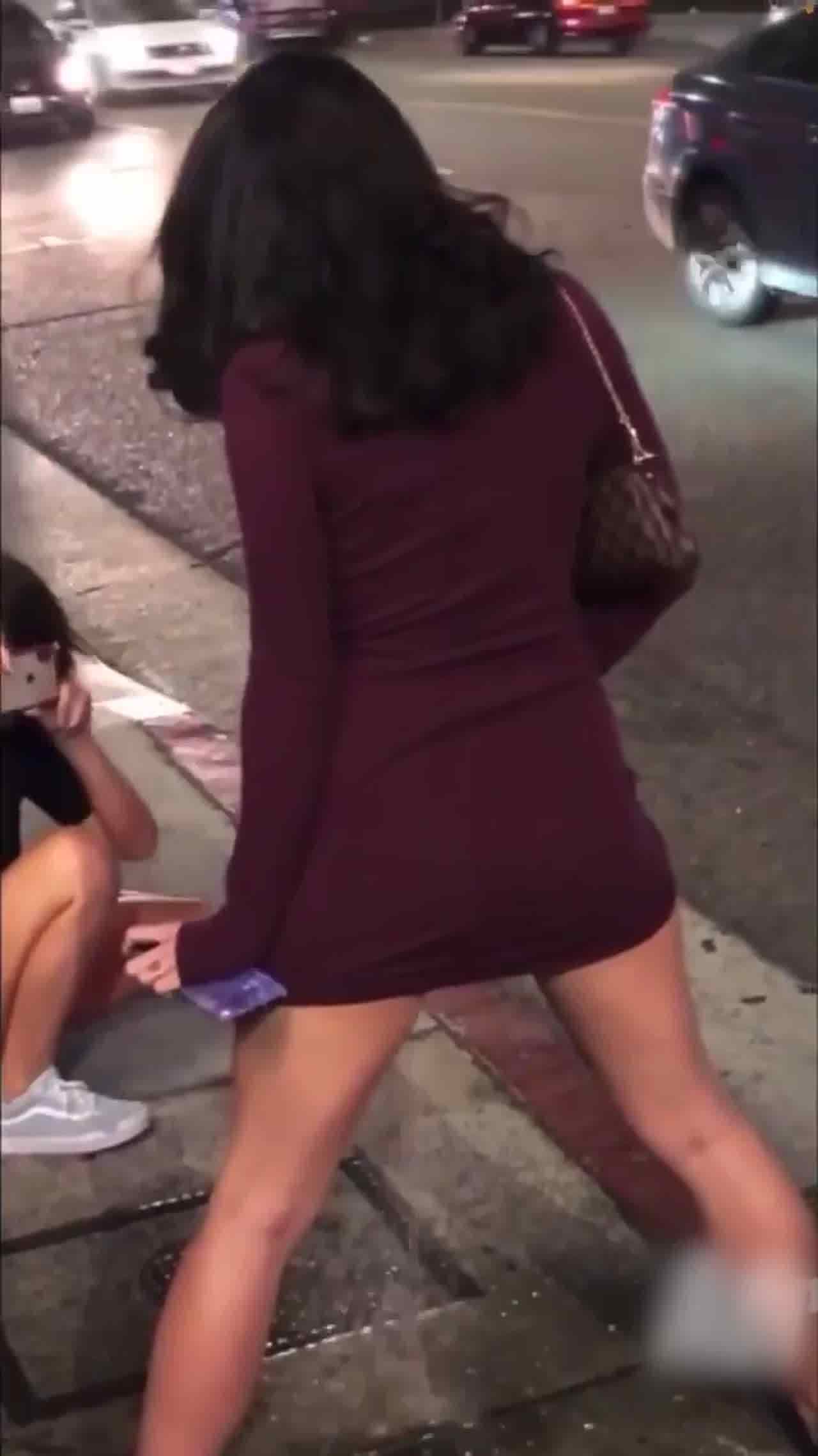  喝醉小母狗路边乱撒尿 的剧照9