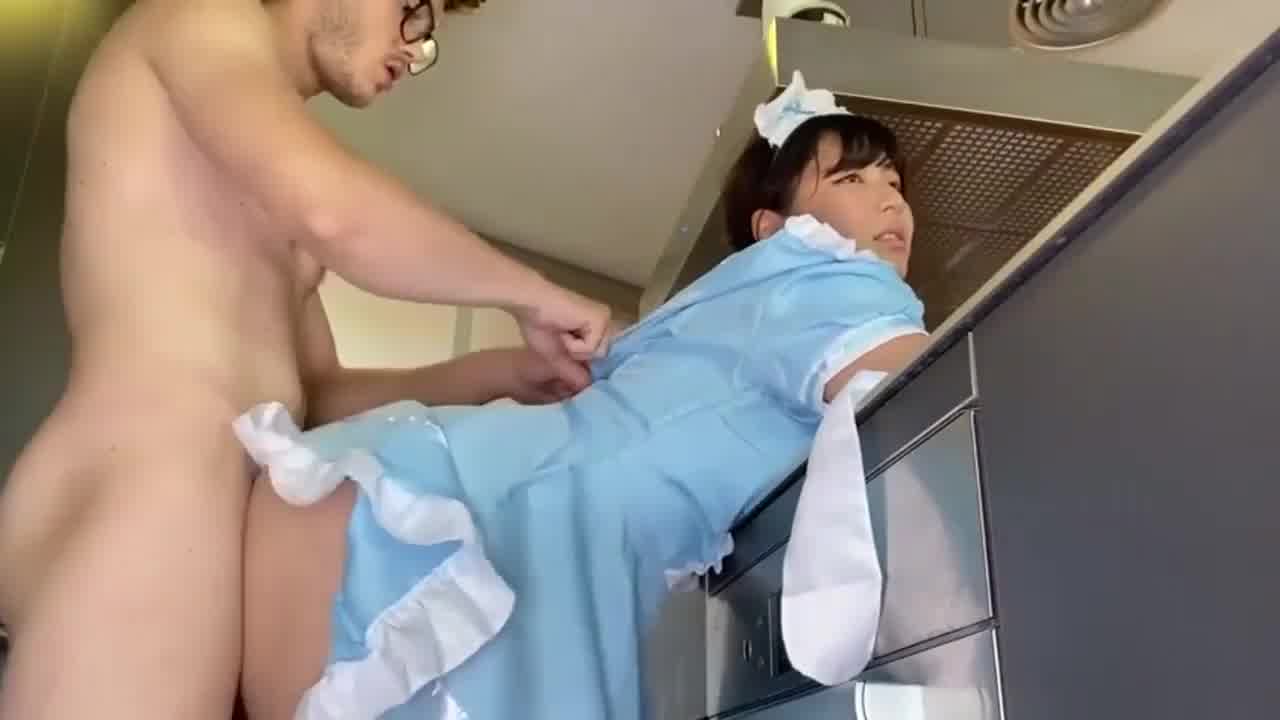  女仆美尻欧妮太性感～让饿不得的男友直接在厨房上了！ 的剧照8