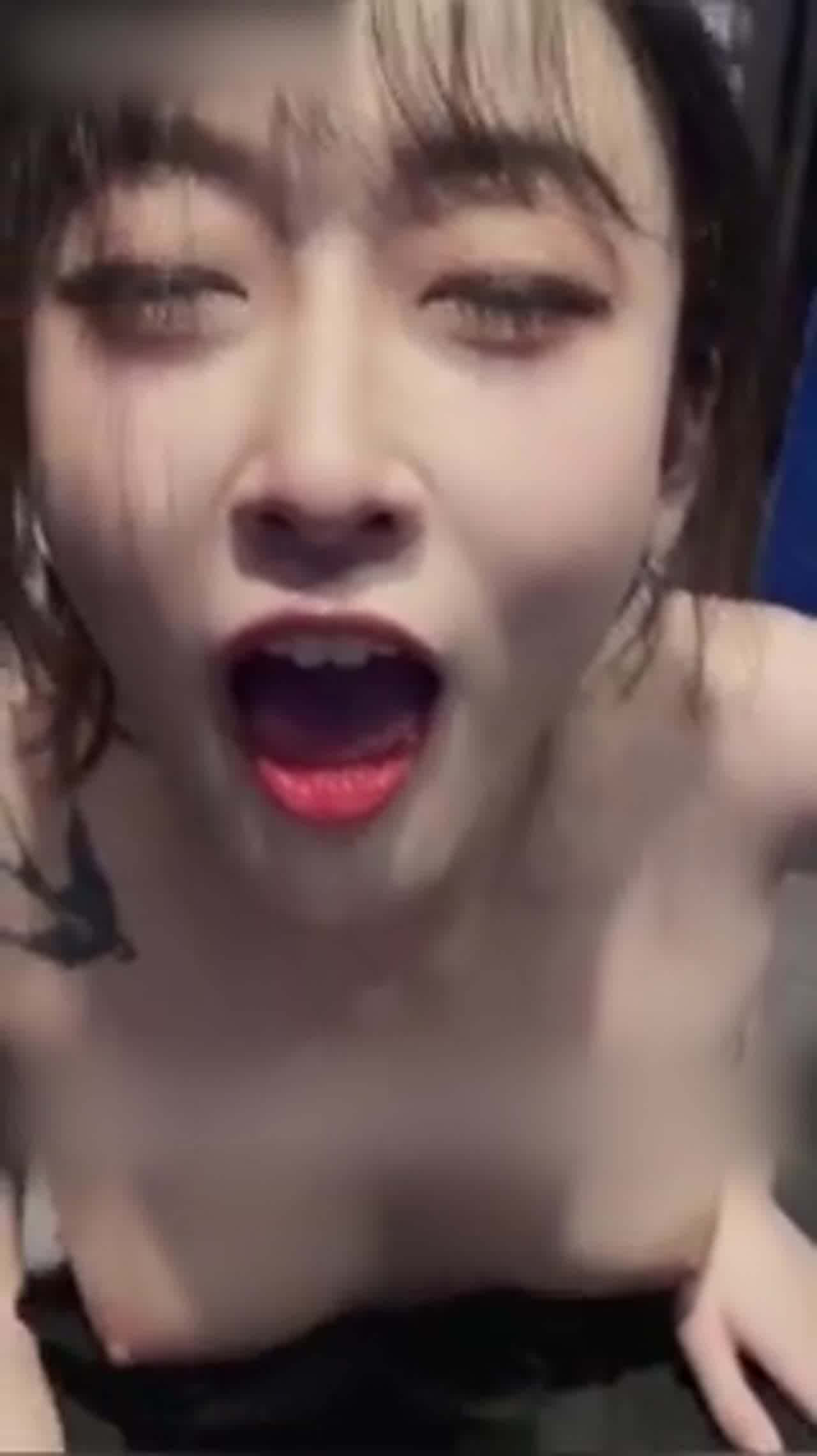  疯传健身教练和女学员在镜子前啪啪 的剧照7