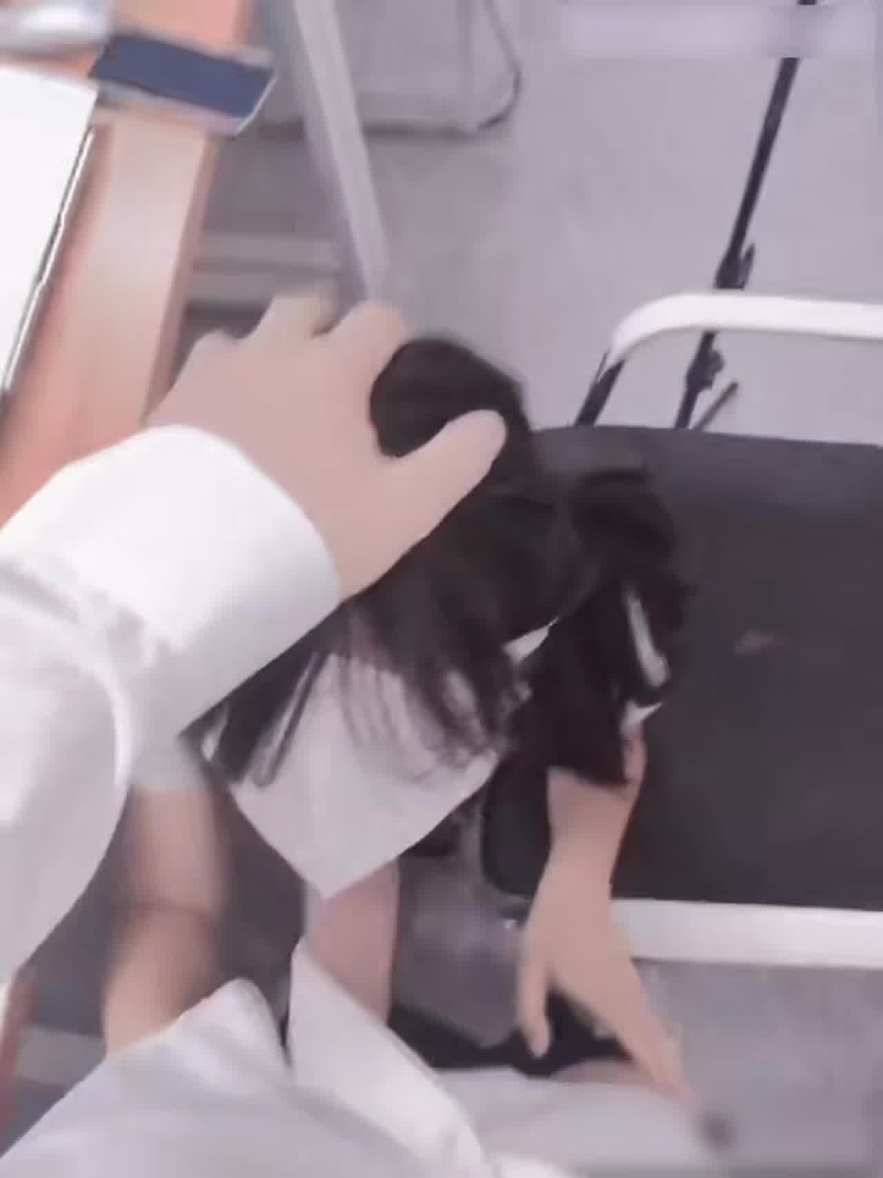  你在办工却有母狗忍不住开始口 的剧照8