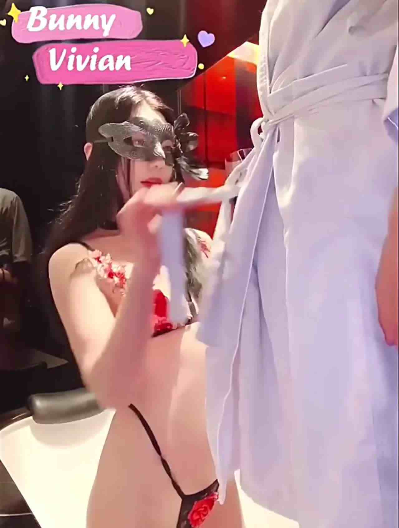  极美网红bunny vivian贵气红酒性爱 的剧照1