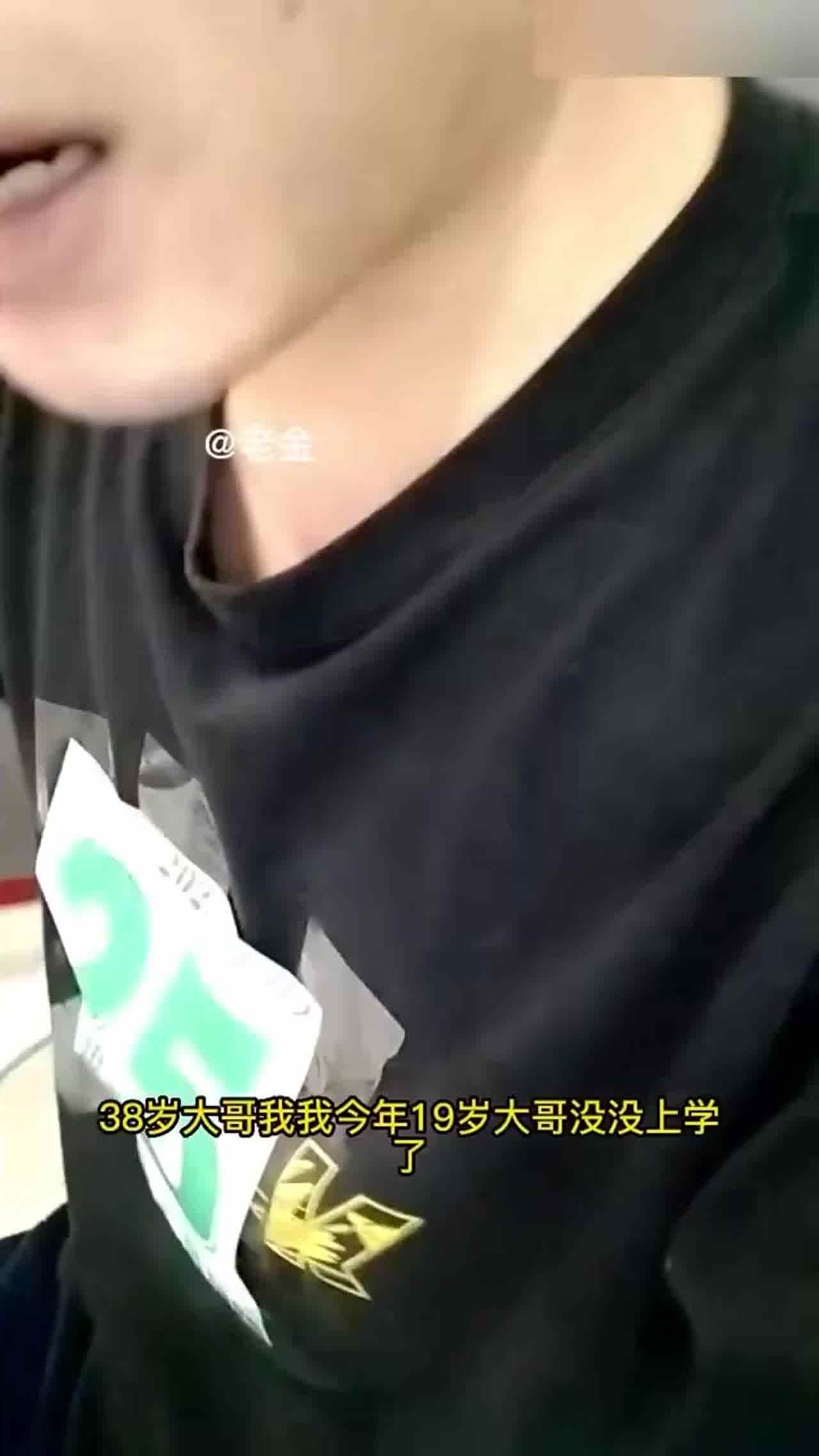  【给亲妈下药】海角热门骚逼老妈穿着黑丝去陪领导吃饭，回到家逼里黏糊糊的肯定是被操了 的剧照3