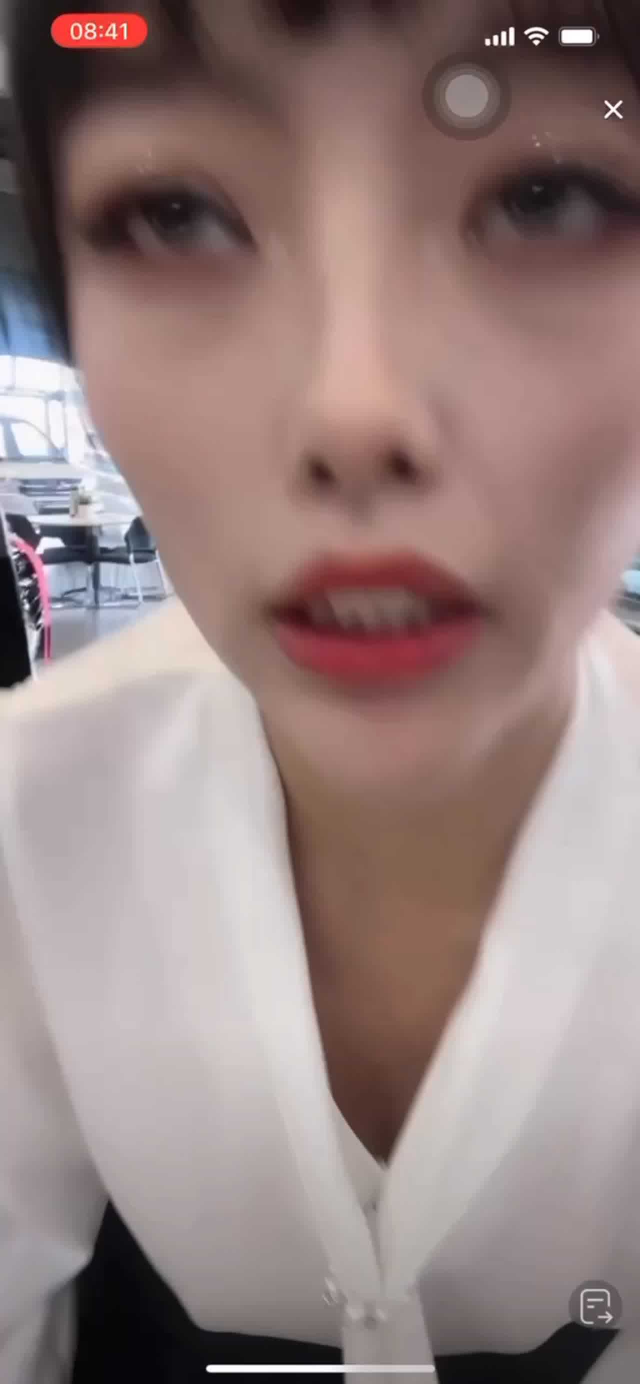  抖音快手走光系列-女销售走光 的剧照2