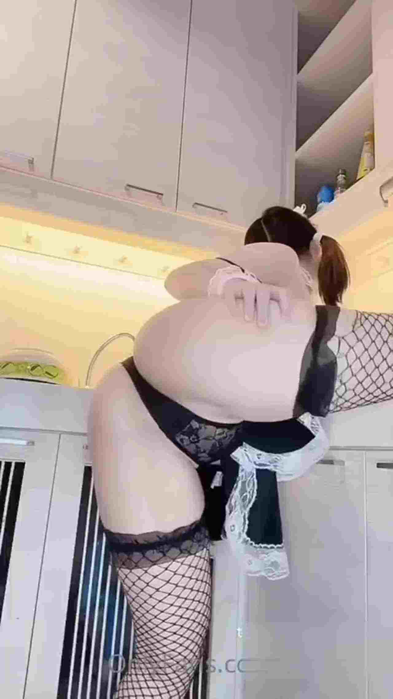  性感小猫厨房桃臀诱惑 的剧照8