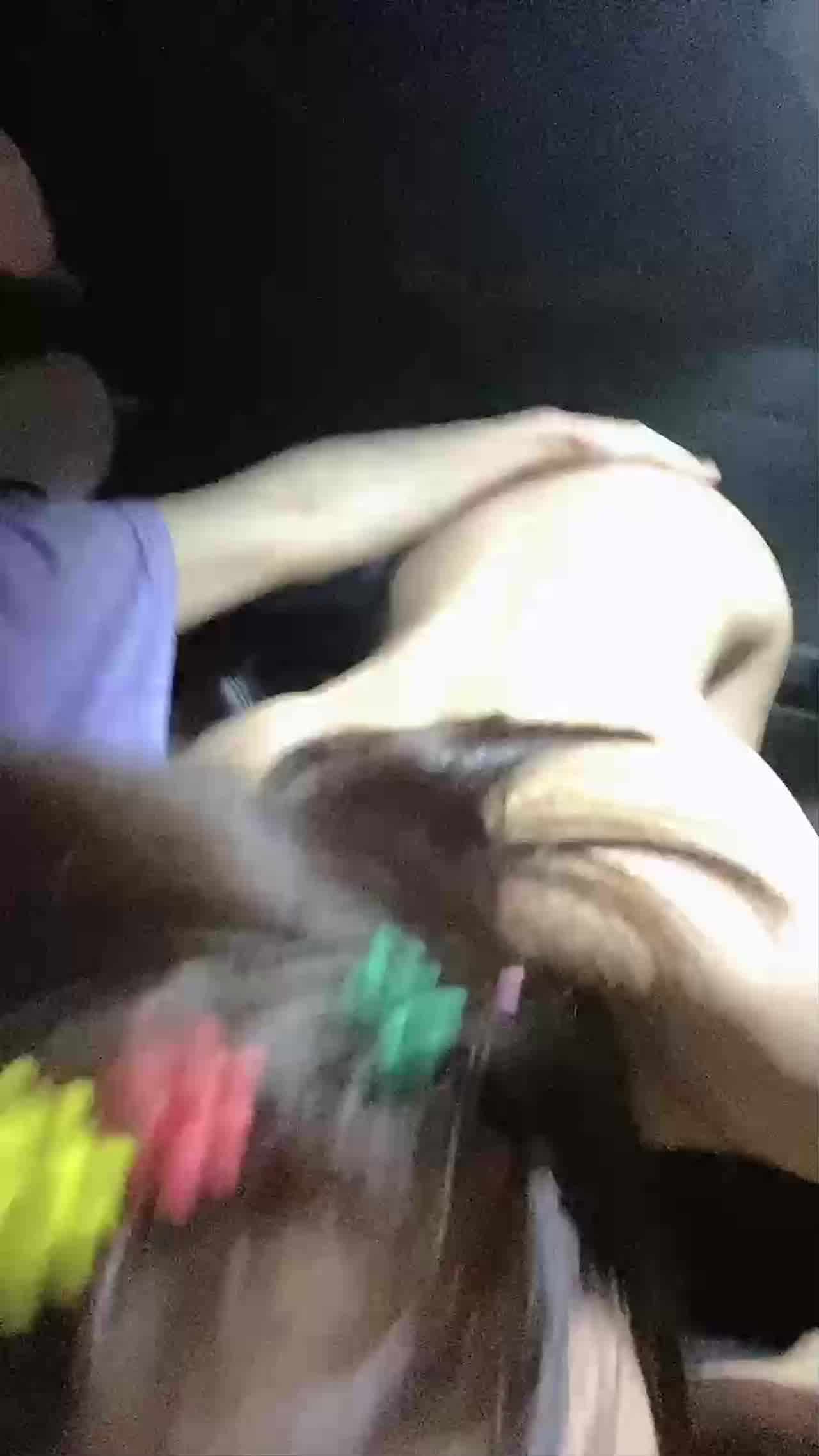  富二代诱骗小妹妹车上口交 的剧照5