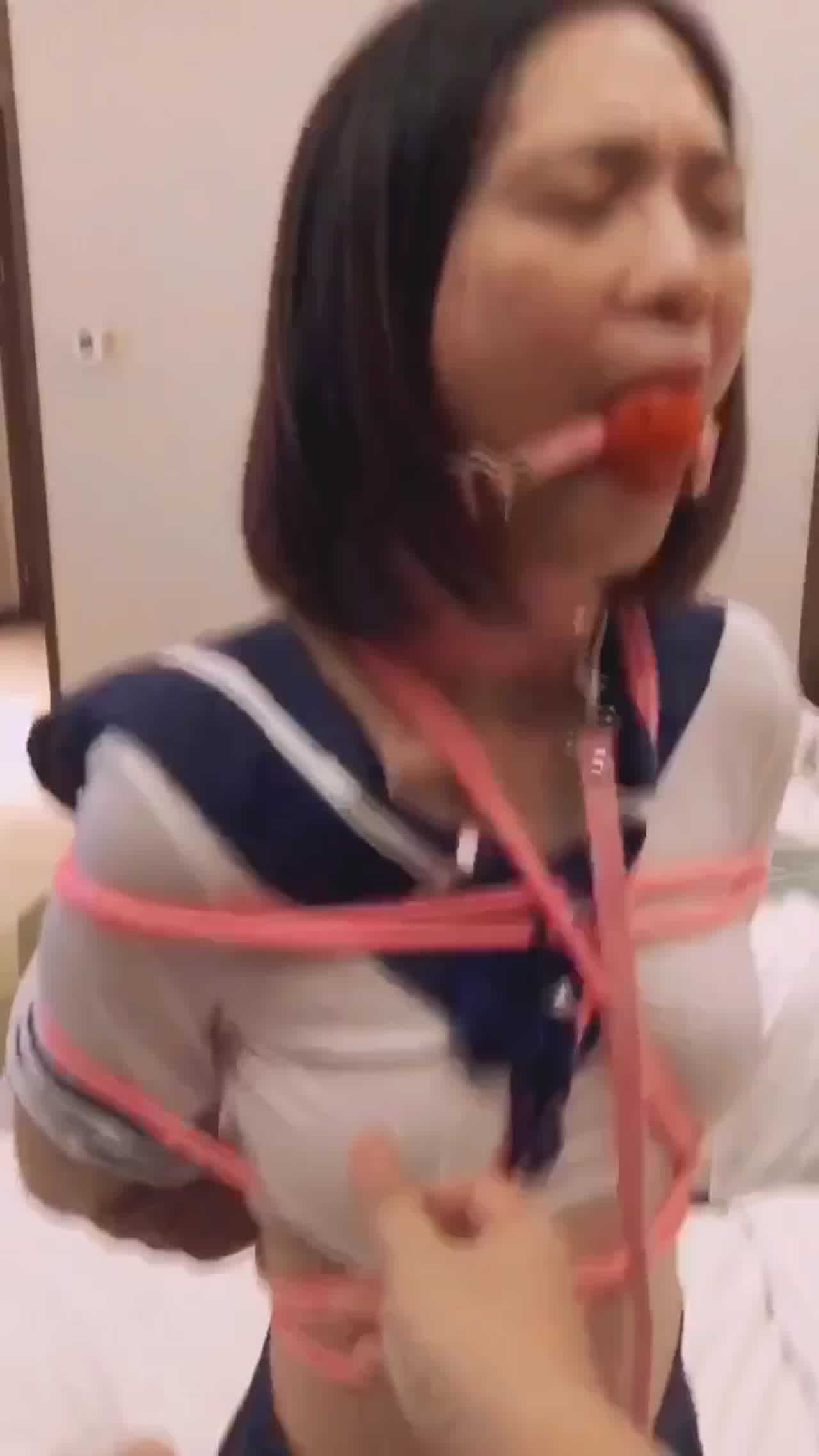  SM捆绑调教白丝高中生 的剧照1