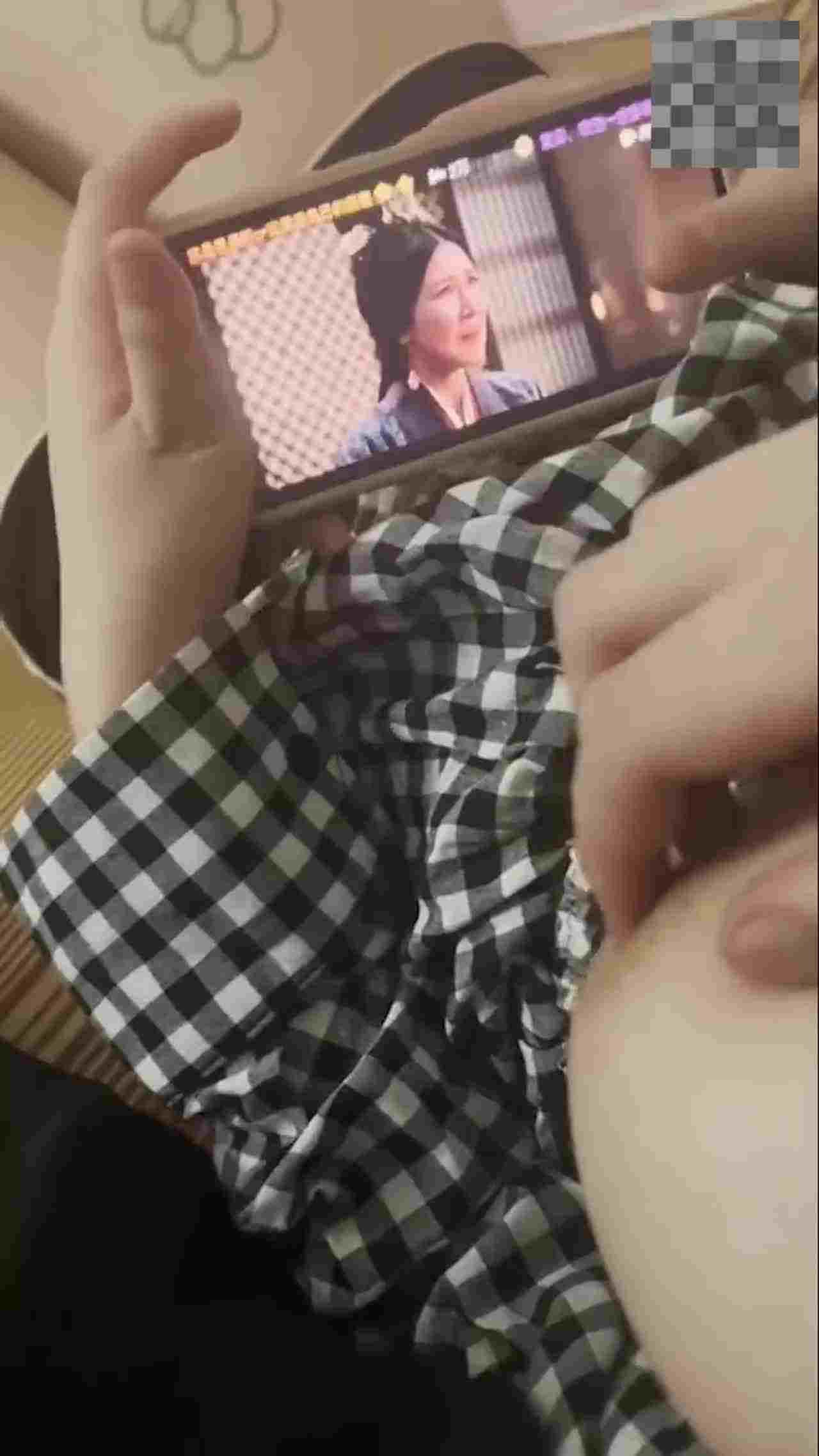  和姐姐在租房的日子姐姐在喝的微醺状态下居然和我做爱了 的剧照3